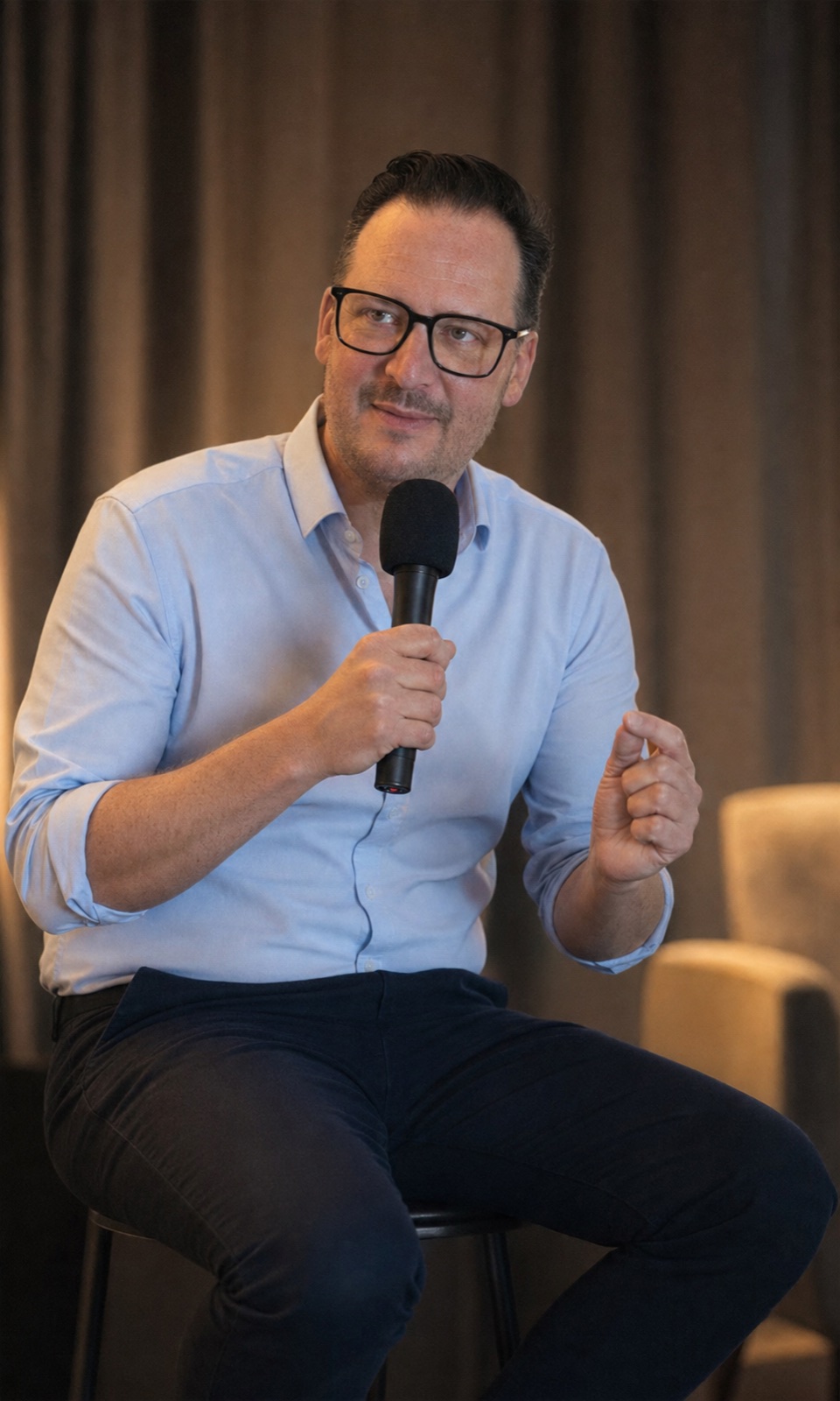 Gregor Schröder speaking during a fireside session